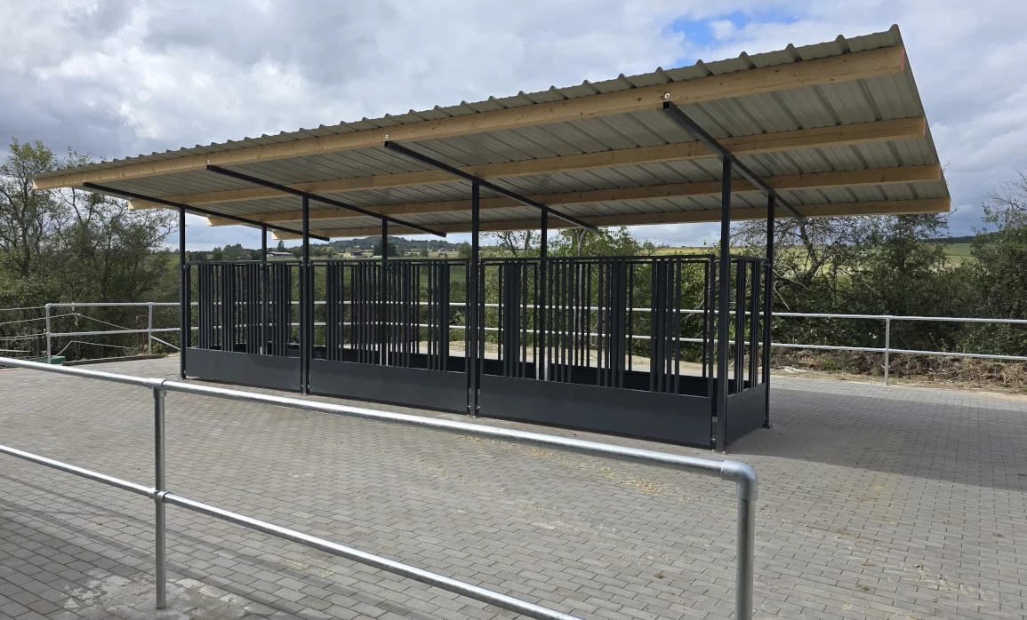 Melbacher Hof - Ausstattung - Futterraufe im Aktivstall