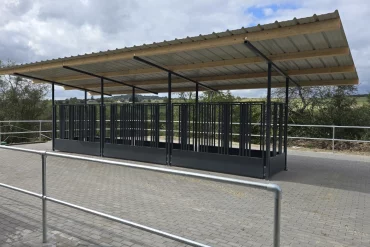 Melbacher Hof - Ausstattung - Futterraufe im Aktivstall